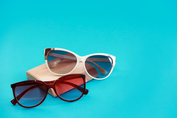 γυαλιά ηλίου με φακούς από πλαστικό πλαίσιο - Φωτογραφία, εικόνα