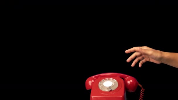 Mano sosteniendo el receptor de un teléfono rojo retro - Metraje, vídeo