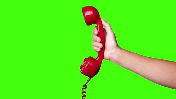 Kädessä pitämällä vastaanotin retro punainen puhelin - Materiaali, video