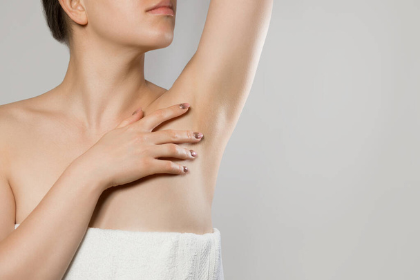 Armpit epilation, lacer hair removal. Young woman holding her arms up and showing clean underarms, depilati on smooth clear skin .Beauty portrait. Skin care.  - Photo, image