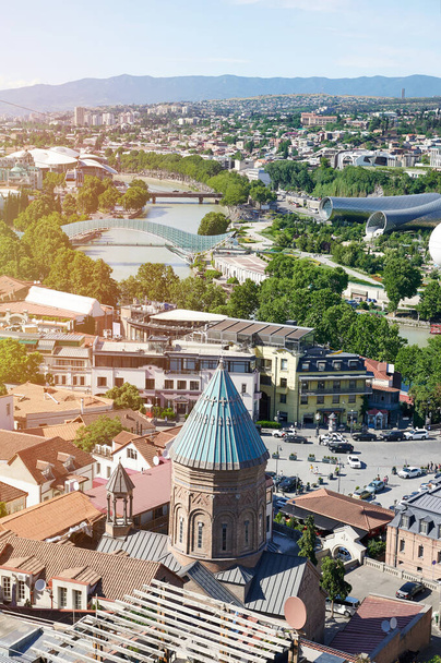Stadtbild des Zentrums von Tiflis Stadt Luftaufnahme bei strahlendem Sonnenschein - Foto, Bild