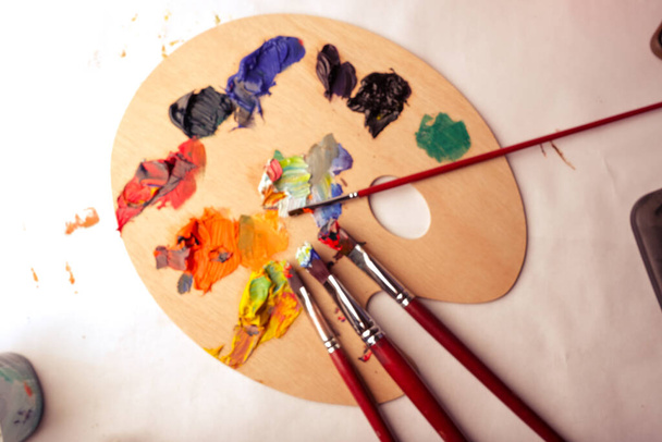 Yağlı boyaları karıştırmak için ahşap paletler - Fotoğraf, Görsel