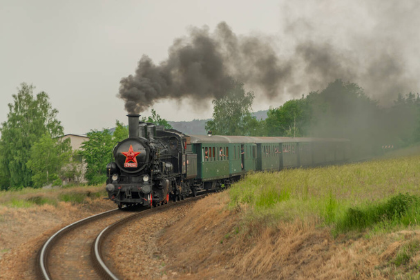 Pociąg parowy w pobliżu rzeki Sazava na południu Pragi w letni pochmurny ciemny dzień - Zdjęcie, obraz