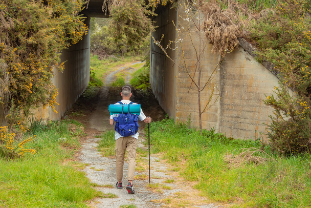 joven con mochila senderismo - Foto, imagen