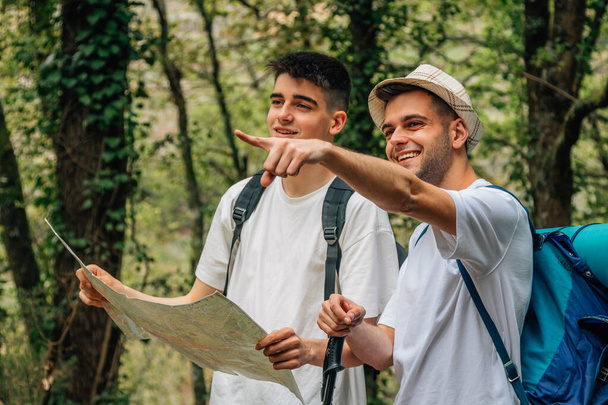 jóvenes que viajan con excursión o mapa de senderismo - Foto, Imagen