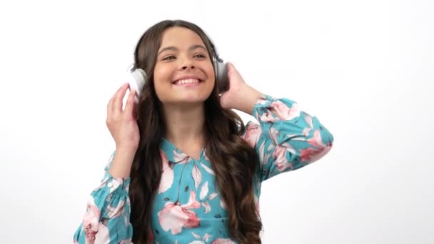feliz niña disfrutando de la música escuchar su canción favorita en los auriculares y bailando, música - Metraje, vídeo
