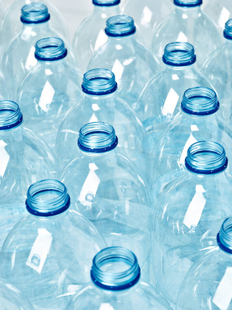 primer plano de botellas de plástico vacías - Foto, Imagen