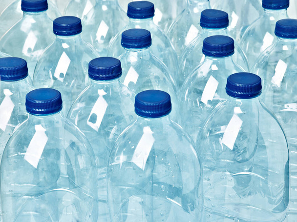 закрытие пустых пластиковых бутылок - Фото, изображение