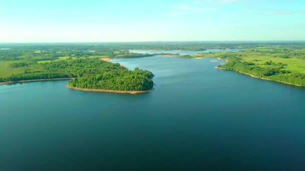 Sorvolando il lago della foresta di taiga. luogo pittoresco, grande lago circondato foresta - Filmati, video