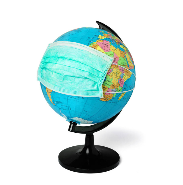 gros plan d'un globe avec un masque de protection sur fond blanc - Photo, image
