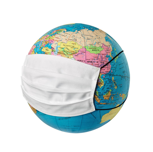 primo piano di un globo con una maschera protettiva su sfondo bianco - Foto, immagini