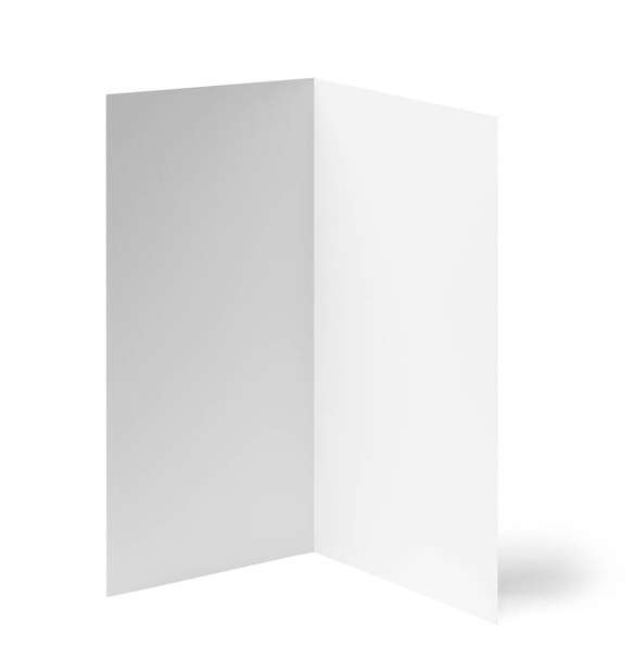 primo piano di un foglio bianco ripiegato bianco su sfondo bianco  - Foto, immagini