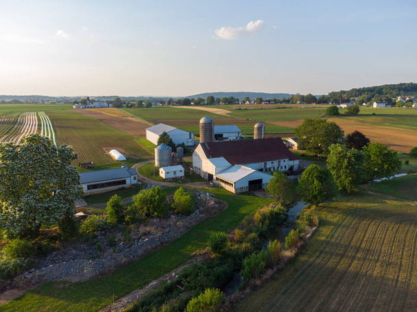 Una vista aérea de las granjas y tierras de cultivo en el campo rural. - Foto, imagen