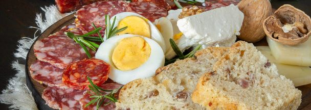 typical Neapolitan dish of the Easter period with cold cuts, ricotta salata, tortano, casatiello, provolone and hard-boiled eggs - Photo, Image