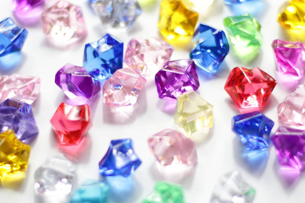 Renkli mücevherler arka plan, mavi kırmızı yeşil sarı beyaz kristaller  - Fotoğraf, Görsel