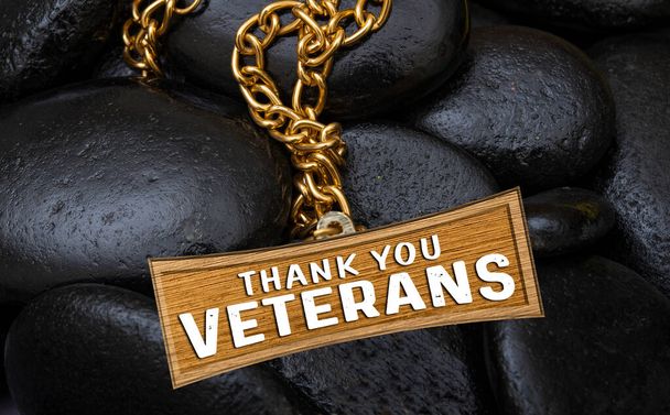 Merci vétérans chaîne d'or avec des pierres noires en arrière-plan. - Photo, image