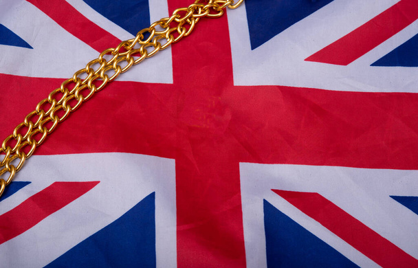 Goldkette mit Flagge von England im Hintergrund. - Foto, Bild