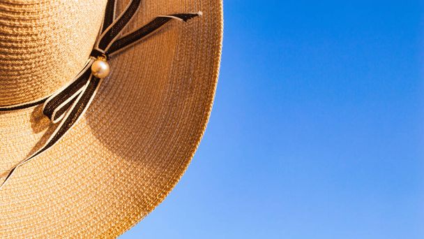 Část letního klobouku na pozadí jasně modré oblohy. Letní dovolená - Fotografie, Obrázek