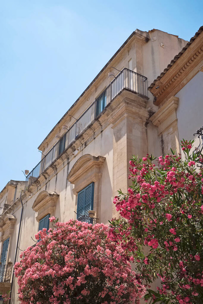 Italia, Sicilia, Scicli (provincia de Ragusa), las fachadas de edificios barrocos en la calle Mormino Penna - Foto, imagen