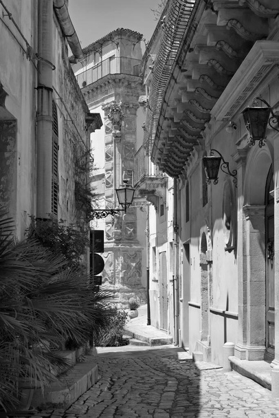 Italia, Sicilia, Scicli (provincia de Ragusa), antiguas fachadas barrocas y el Palacio Barroco Beneventano en el fondo - Foto, Imagen