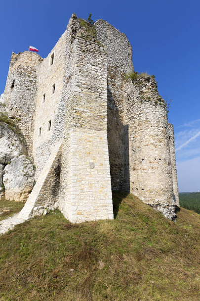 Mirow, Polska - 16 września 2020: Średniowieczny gotycki zamek Mirow położony na Wyżynie Jurajskiej - Zdjęcie, obraz