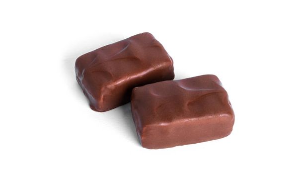 Chocoladereep met nougat geïsoleerd op een witte achtergrond. - Foto, afbeelding