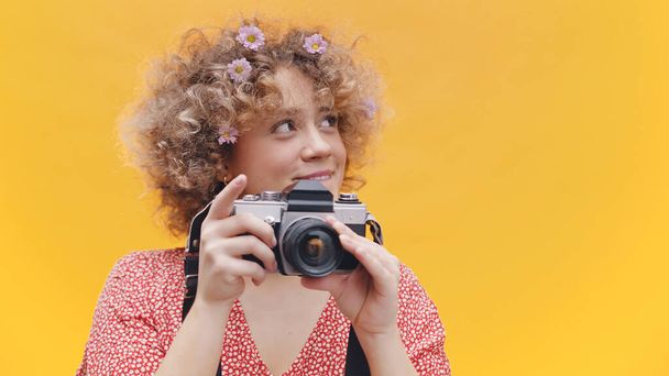 Attraktives junges Mädchen mit Kamera in der Hand - Konzept der Fotografie - Foto, Bild