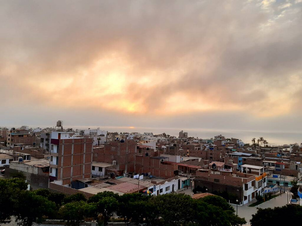 Vista panormica de una ciudad frente al litoral peruano - Foto, Imagen