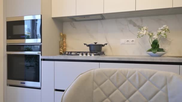 Branco moden cozinha clássica com mesa de jantar - Filmagem, Vídeo
