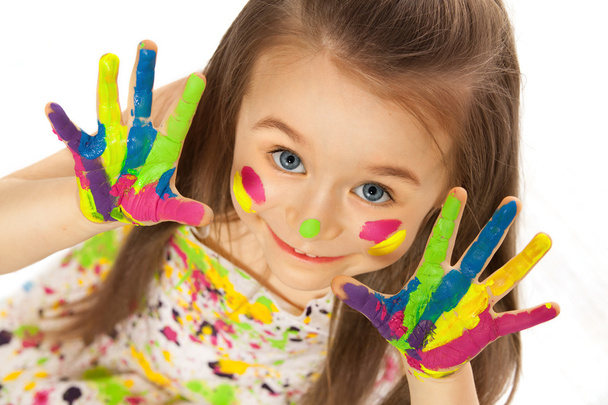 Petite fille drôle avec les mains peintes
 - Photo, image