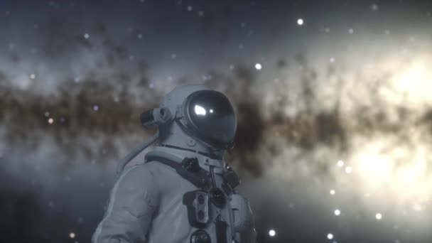 Astronauta se encuentra en la superficie del planeta alienígena entre los cráteres. Concepto de exploración espacial - Imágenes, Vídeo