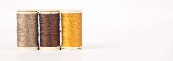 Carretéis e bobinas de linha para costurar em cores diferentes, isolados sobre fundo branco - Foto, Imagem