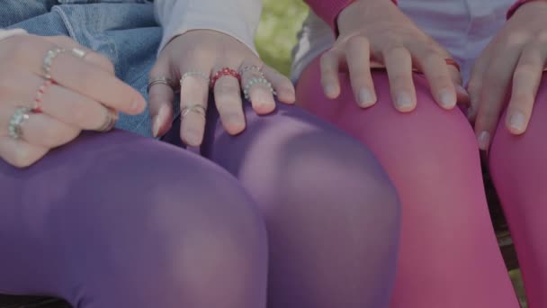 Tinédzserek fényes harisnyában. Videó a részletekről, ahol csak harisnyák és lányok kezei láthatók.. - Felvétel, videó