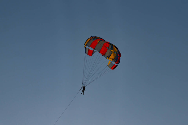 Batumi, Georgië - 15 juni 2021: Parachutist in de lucht - Foto, afbeelding