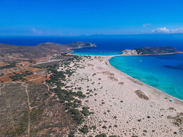 Luftaufnahme von simos Strand in elafonisos Insel in Griechenland. elafonisos ist eine kleine griechische Insel auf dem Peloponnes mit idyllischen exotischen Stränden und kristallklarem Wasser. lakonia, griechenland, europa - Foto, Bild