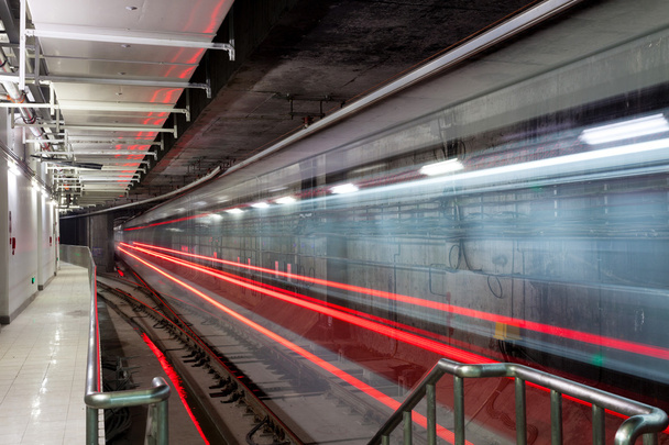 地下鉄駅での高速移動列車  - 写真・画像