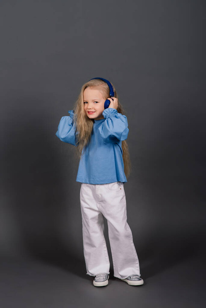 Portré egy vidám lány ugrás és tánc ellen stúdió háttér - Fotó, kép