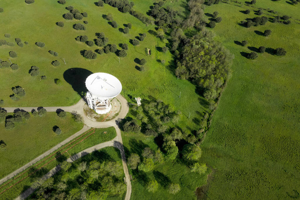 Vista aérea de gran antena de telecomunicaciones o antena satelital de radiotelescopio. Foto de alta calidad - Foto, imagen