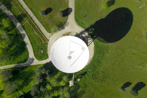 Légi kilátás nagy távközlési antenna vagy rádió teleszkóp műholdas antenna. Kiváló minőségű fénykép - Fotó, kép