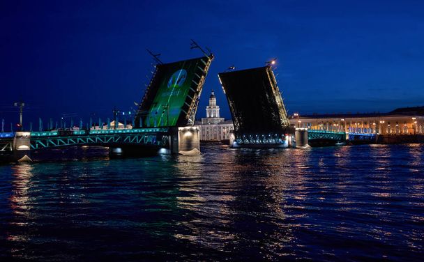 Ρωσία, Αγία Πετρούπολη, κατασκευή νυχτερινής γέφυρας. Μέσω της διαζευγμένης γέφυρας. - Φωτογραφία, εικόνα
