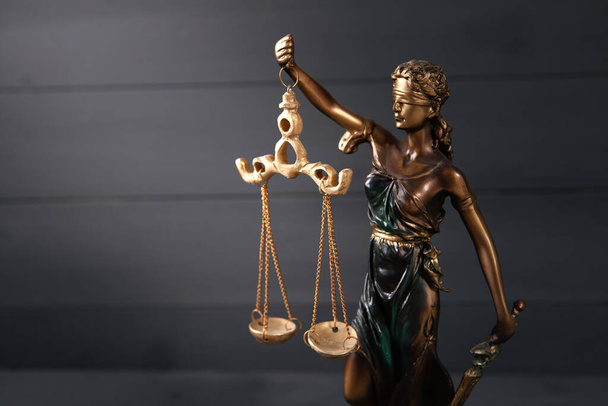 Statue der Gerechtigkeit auf Holzgrund - Foto, Bild