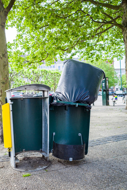 Malmo, Suecia Un cubo de basura público vacío y su bolsa de plástico soplando en el viento. - Foto, Imagen