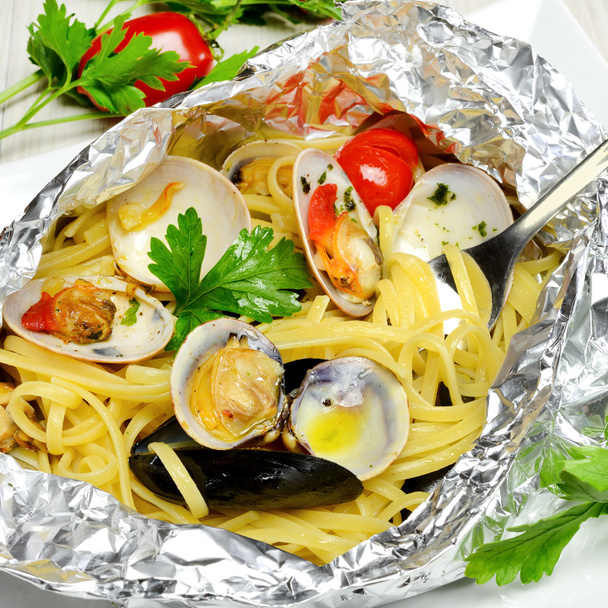 spaghetti al cartoccio, receta tradicional italiana de coca de mariscos
 - Foto, Imagen