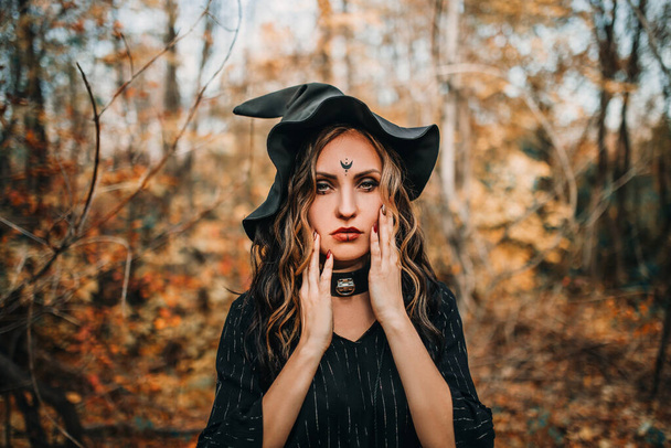 Chica en traje de halloween en frente del bosque. - Foto, imagen