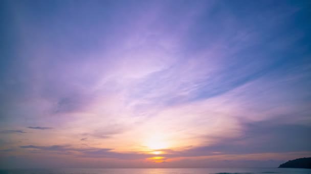 4K Time lapse van majestueuze zonsondergang of zonsopgang landschap Verbazingwekkend licht van de natuur wolkenlandschap hemel en wolken wegrijden rollen 4k kleurrijke donkere zonsondergang wolken Beeldmateriaal timelapse Prachtige hemel en wolken - Video