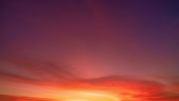 4K Time lapse of Majestic sunset or sunrise landscape Amazing light of nature cloudscape sky and Clouds moving away rolling 4k colorful dark sunset cloud Footage timelapse Splendido cielo e nuvole - Filmati, video