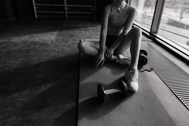 Mulher desportiva em um ginásio, halteres, barra, sorrindo e fitness - Foto, Imagem