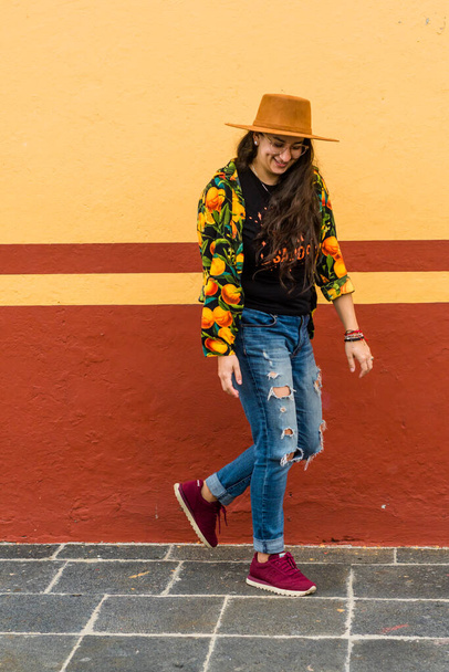Meisje gekleed in hoed en kleurrijke blouse, reizen in Mexico. - Foto, afbeelding