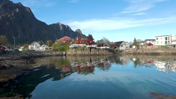 Norvégiában. Egy festői falu, a fjord partján kunyhókkal. - Felvétel, videó