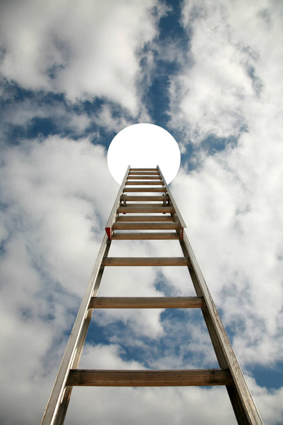 Лестница успеха. Бизнесмен поднимается по корпоративной лестнице успеха. Лестница успеха. достижение цели или возможности в карьерной концепции. умный уверенный бизнесмен лидер подняться на вершину лестницы. высоко в небе с надеждой на будущее. - Фото, изображение